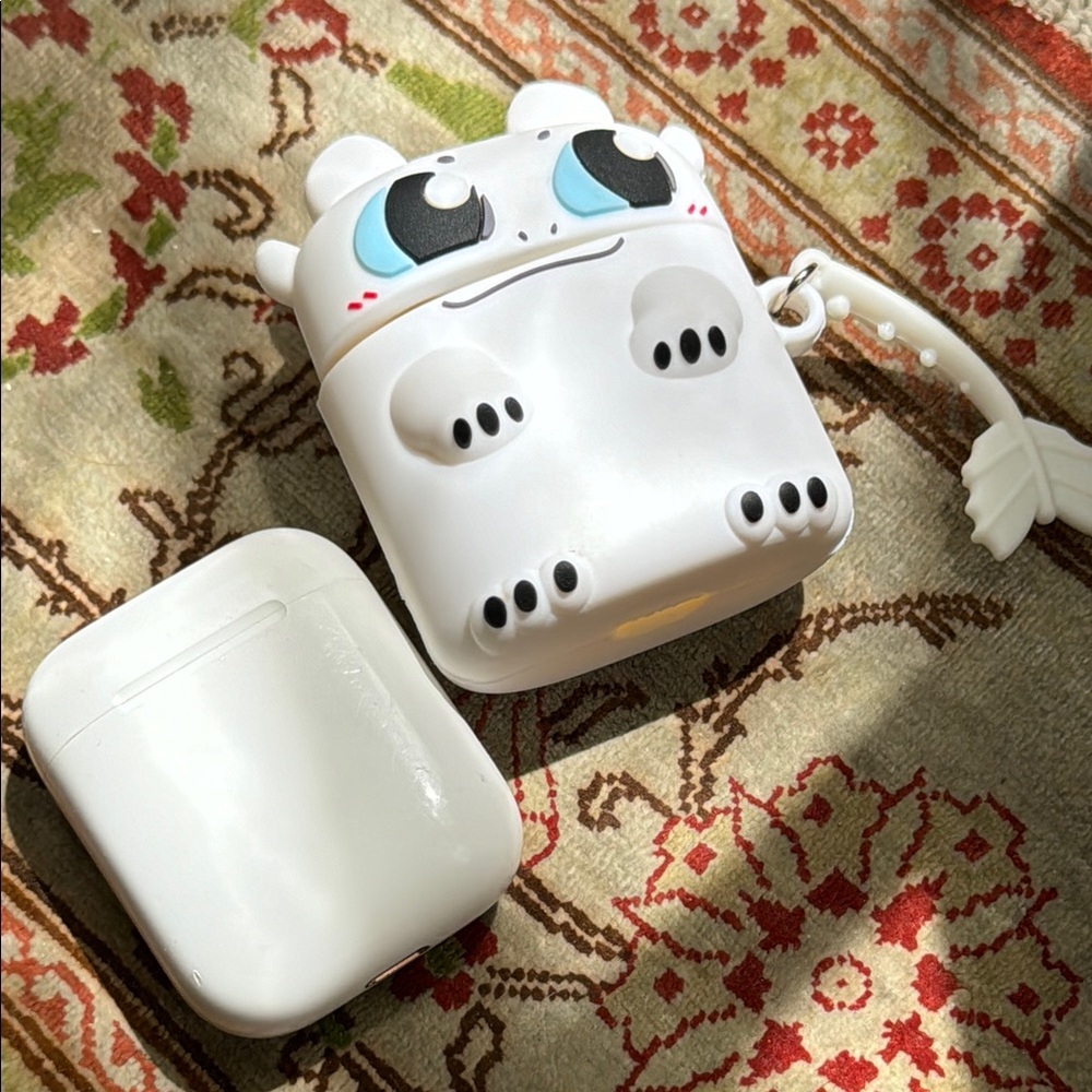 Apple AirPods charging case w/ White Dragon AirPods Case